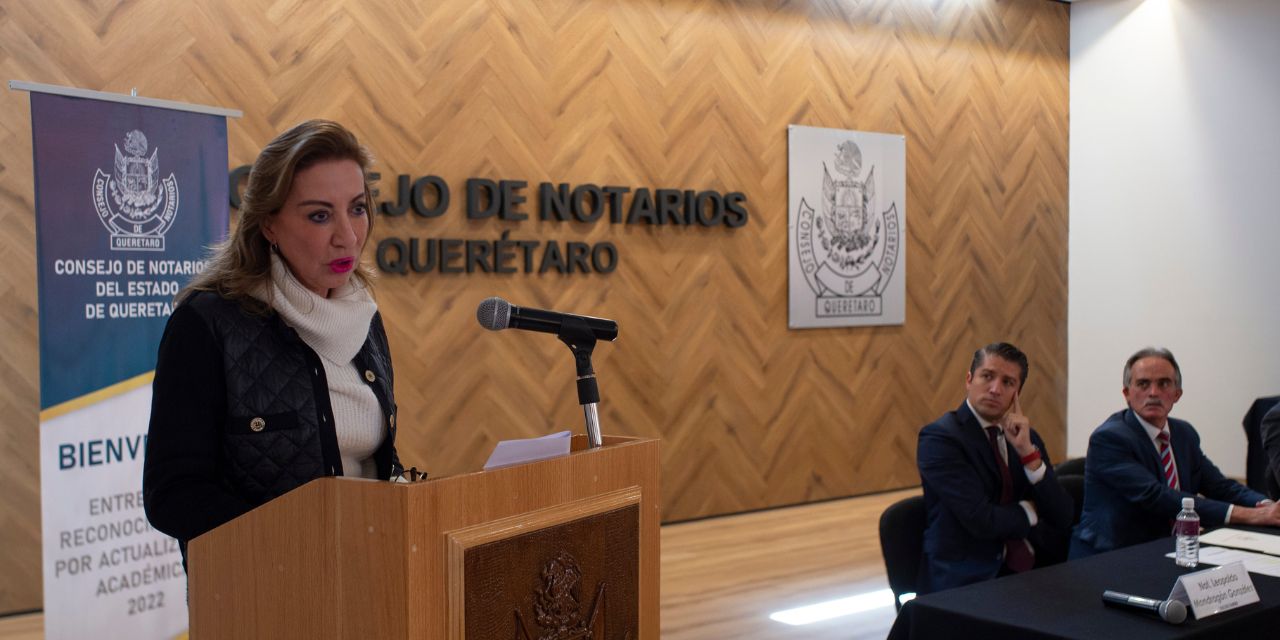 Entrega SEGOB constancias de actualización a más de 60 Notarios